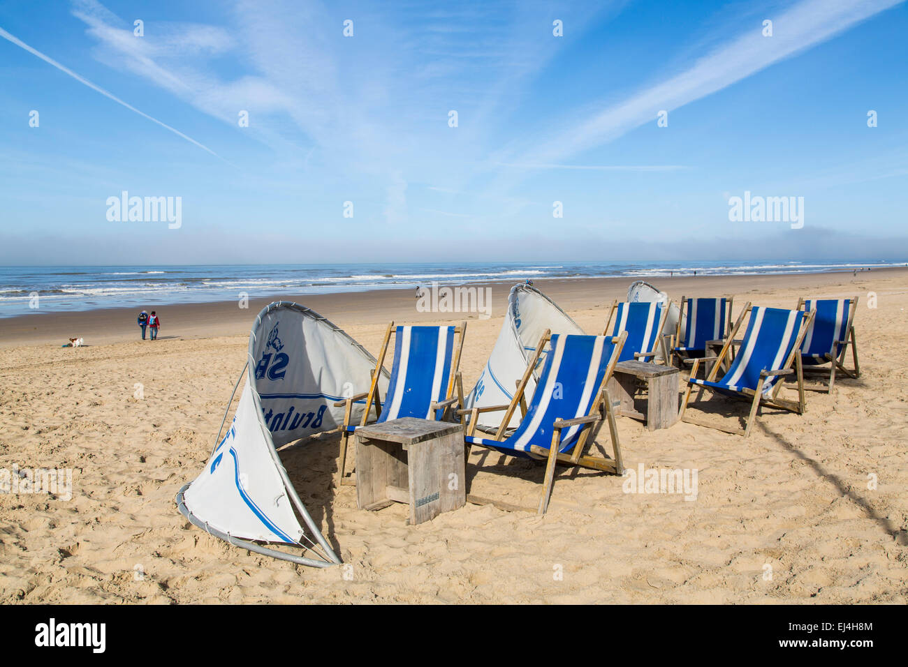 Playa, Costa del Mar del Norte, Bergen aan Zee, Holanda Septentrional, Holanda, bar en la playa, tumbonas, Foto de stock
