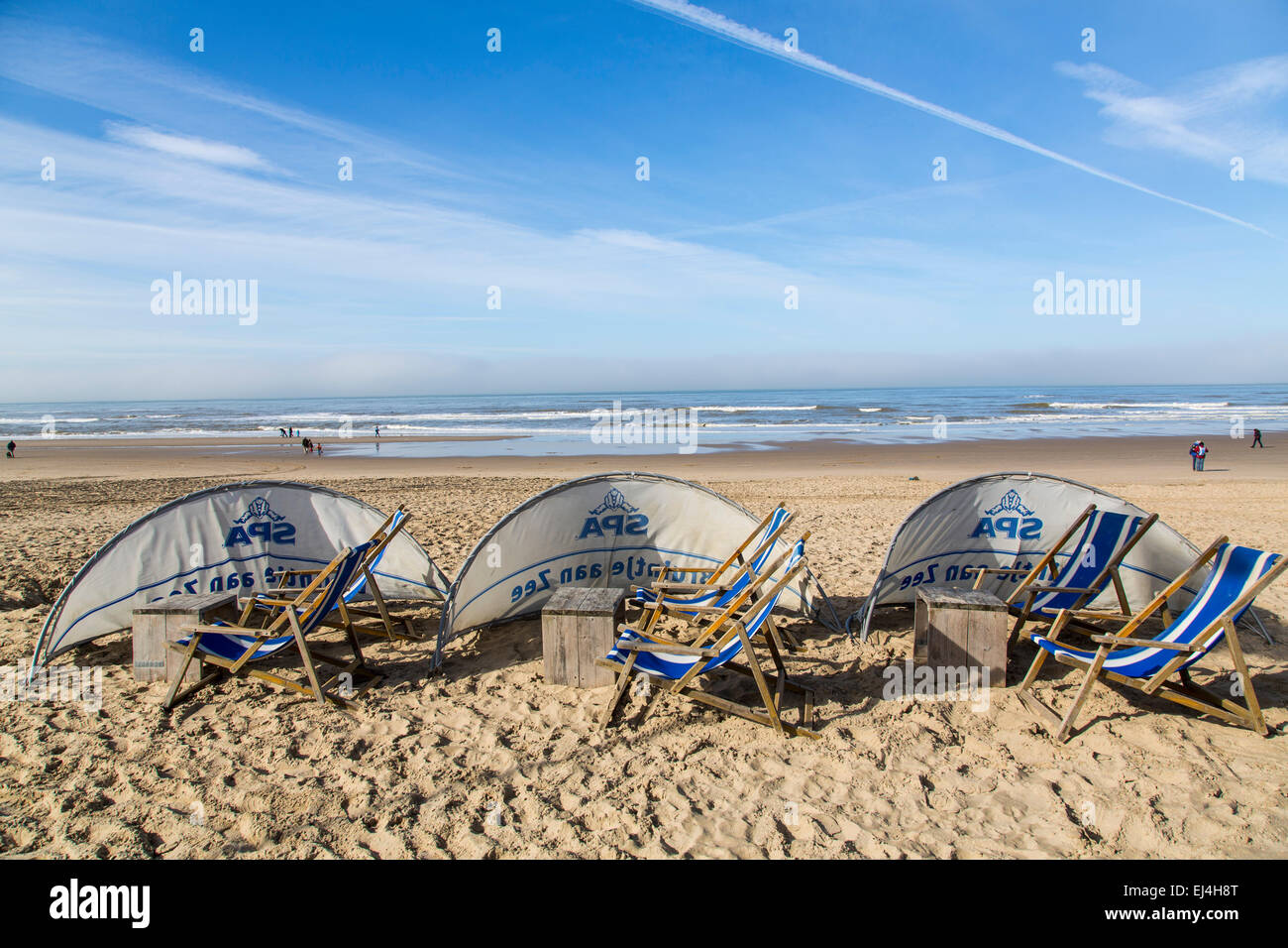 Playa, Costa del Mar del Norte, Bergen aan Zee, Holanda Septentrional, Holanda, bar en la playa, tumbonas, Foto de stock