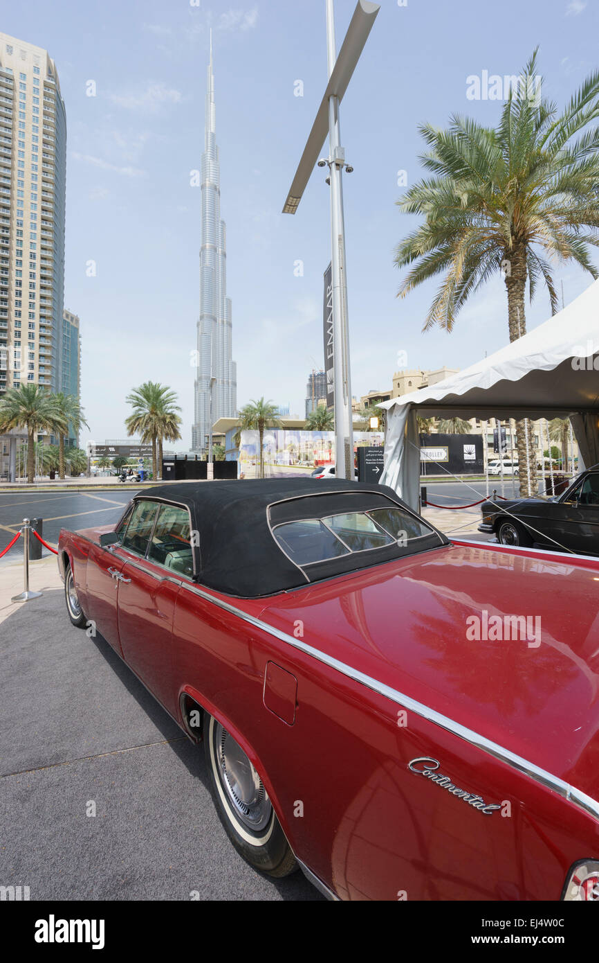Coches Antiguos en exhibición en el Emirates Festival de coches clásicos de marzo de 2015 en el centro de distrito de Dubai, Emiratos Árabes Unidos Foto de stock