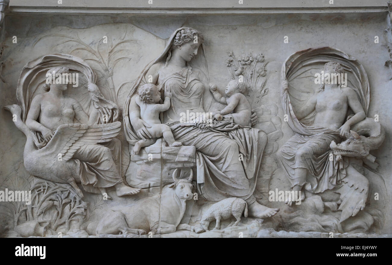 Italia. Roma. Ara Pacis Augustae. Una diosa Tellus (tierra) se sitúa en medio de una escena de la fertilidad y la prosperidad con gemelos. Foto de stock