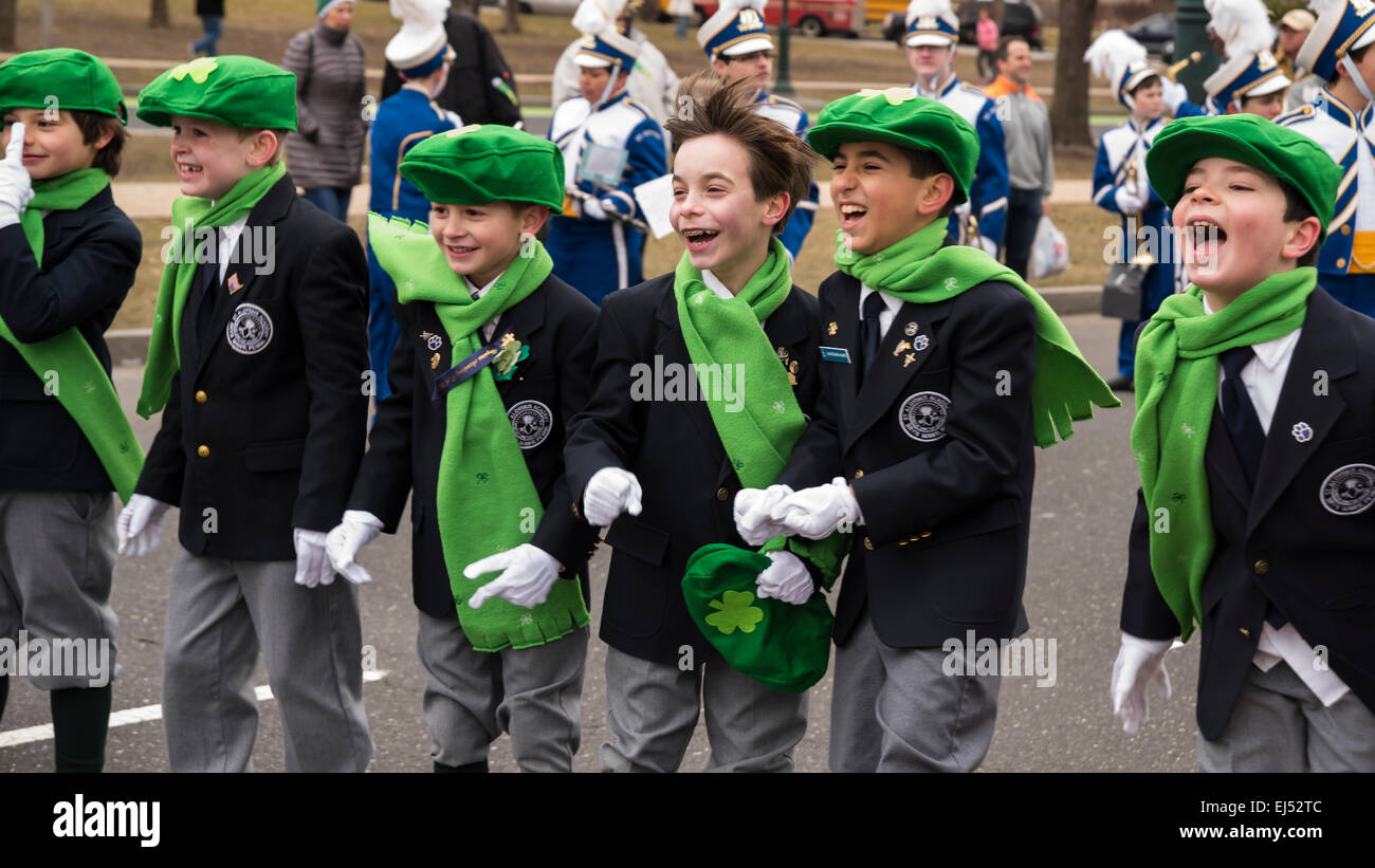 Muchachos -desfile participantes están llenos de entusiasmo y energía, el Desfile del Día de San Patricio, Filadelfia, EE.UU. Foto de stock