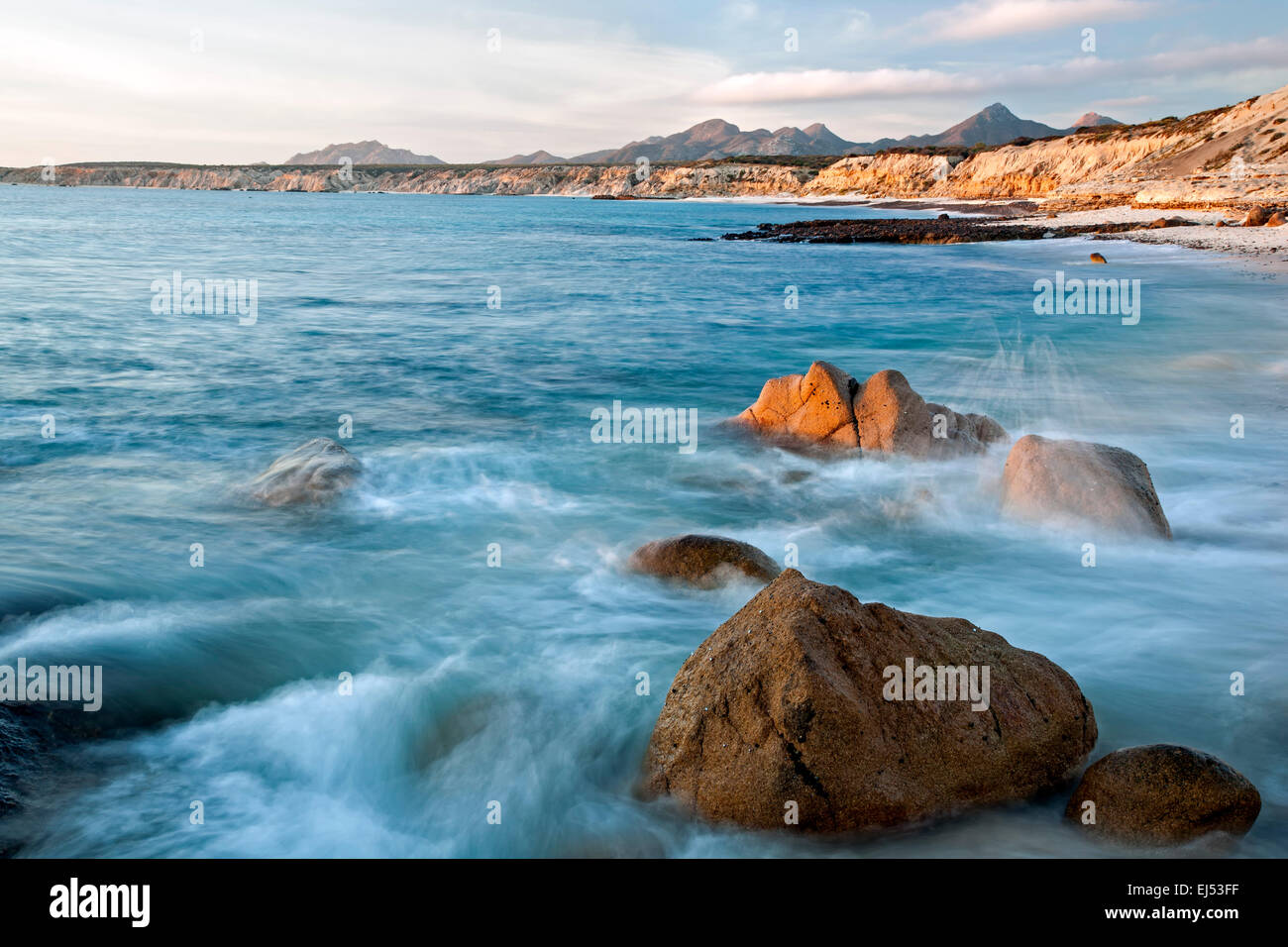 Remolino de agua alrededor de las rocas, Cabo Pulmo (en el Mar de Cortez), Baja California Sur, México Foto de stock