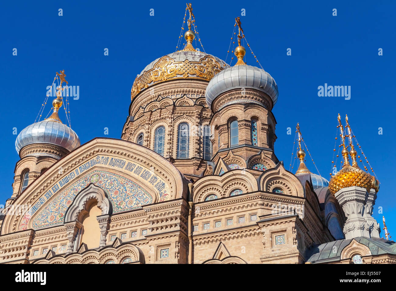 Cúpulas doradas de la Iglesia de la Asunción en la isla de Vasilevsky. La iglesia ortodoxa de San Petersburgo, Rusia Foto de stock