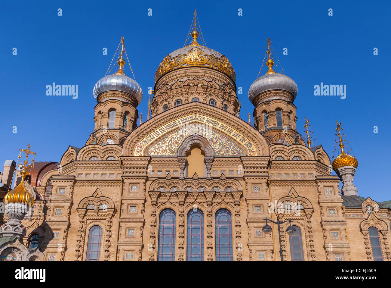 Fachada de la Iglesia de la Asunción en la isla de Vasilevsky. La iglesia ortodoxa de San Petersburgo, Rusia. Vista frontal Foto de stock