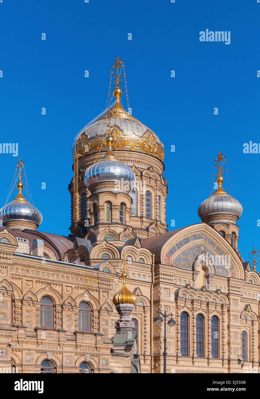 Fachada y cúpulas doradas de la Iglesia de la Asunción en la isla de Vasilevsky. La iglesia ortodoxa de San Petersburgo, Rusia Foto de stock