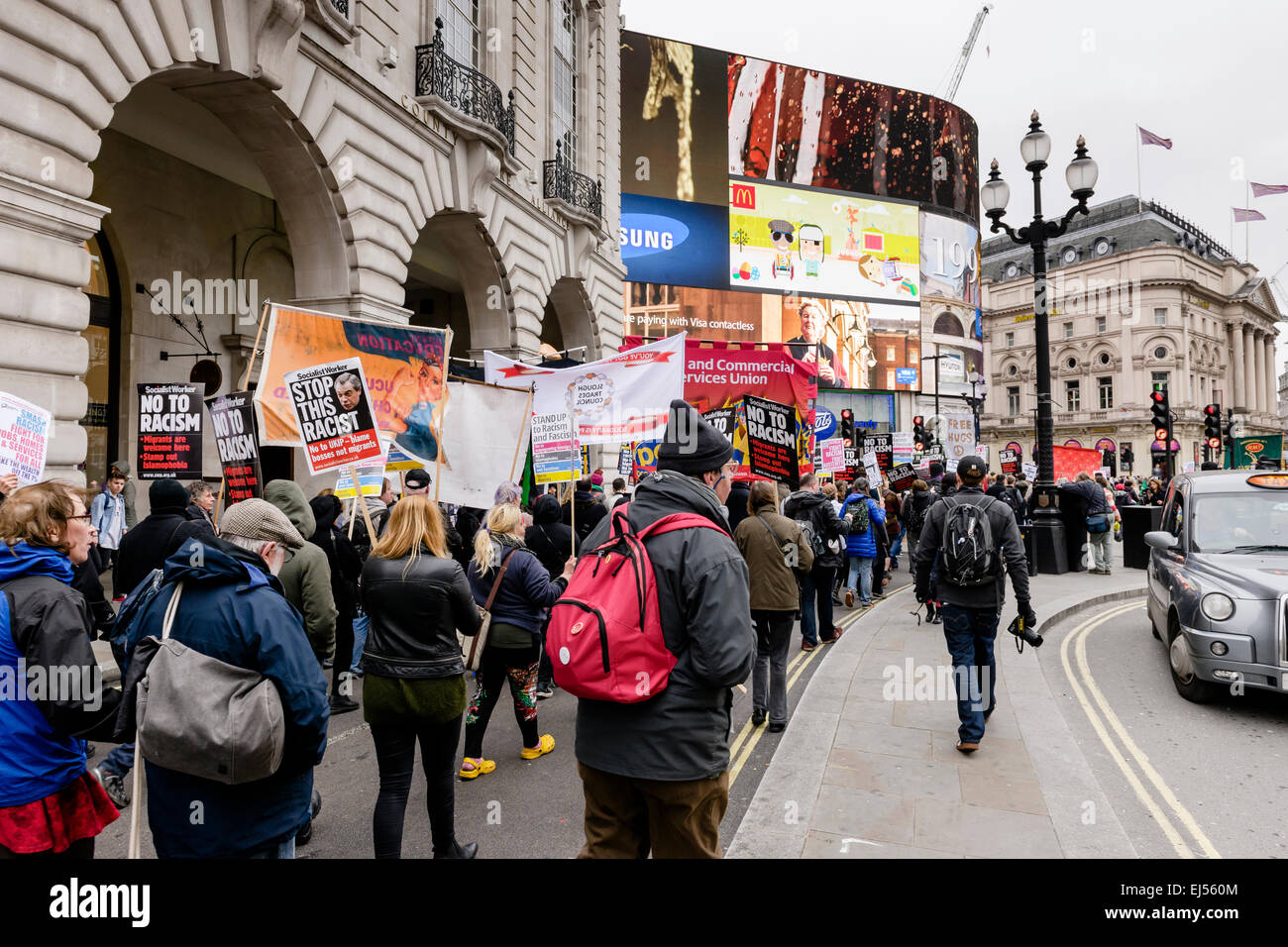 Londres, Reino Unido. 21 Mar, 2015. Gente marchando por las calles de Londres en una manifestación organizada por UNITE Contra el Fascismo (UAF) para 'Levántate contra el racismo" en el día de la lucha contra el Racismo de la ONU el 21 de marzo de 2015. Crédito: Tom Arne Hanslien/Alamy Live News Foto de stock