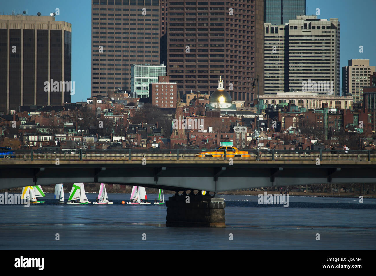 Taxi amarillo unidades en Harvard, puente sobre el río Charles, con coloridos veleros, Boston, Massachusetts, EE.UU. Foto de stock
