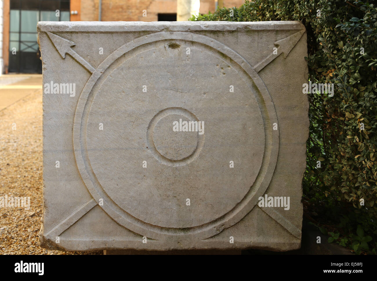 Sarcófago romano. Parte lateral. Relieve de un escudo y una lanza. En el patio. Termas de Diocleciano. Roma. Italia. Foto de stock