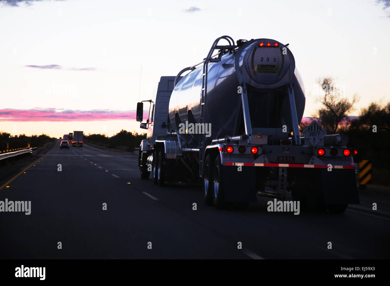 18-wheeler semi-camión cisterna impulsa hacia el oeste por la Interstate 10, cerca de Palm Springs, California, EE.UU. Foto de stock