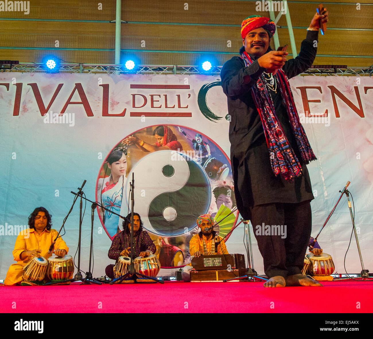 Turín, Italia. 20 de marzo de 2015. Feria de Lingotto 'Festival dell'Oriente' desde el 20 hasta el 22 de marzo de 2015 y del 27 al 30 de marzo de 2015 - 20 de marzo de 2015 -la India Rajasthan Dhoad gitanos de Rajastán y danza Gumar Crédito: Realmente fácil Star/Alamy Live News Foto de stock