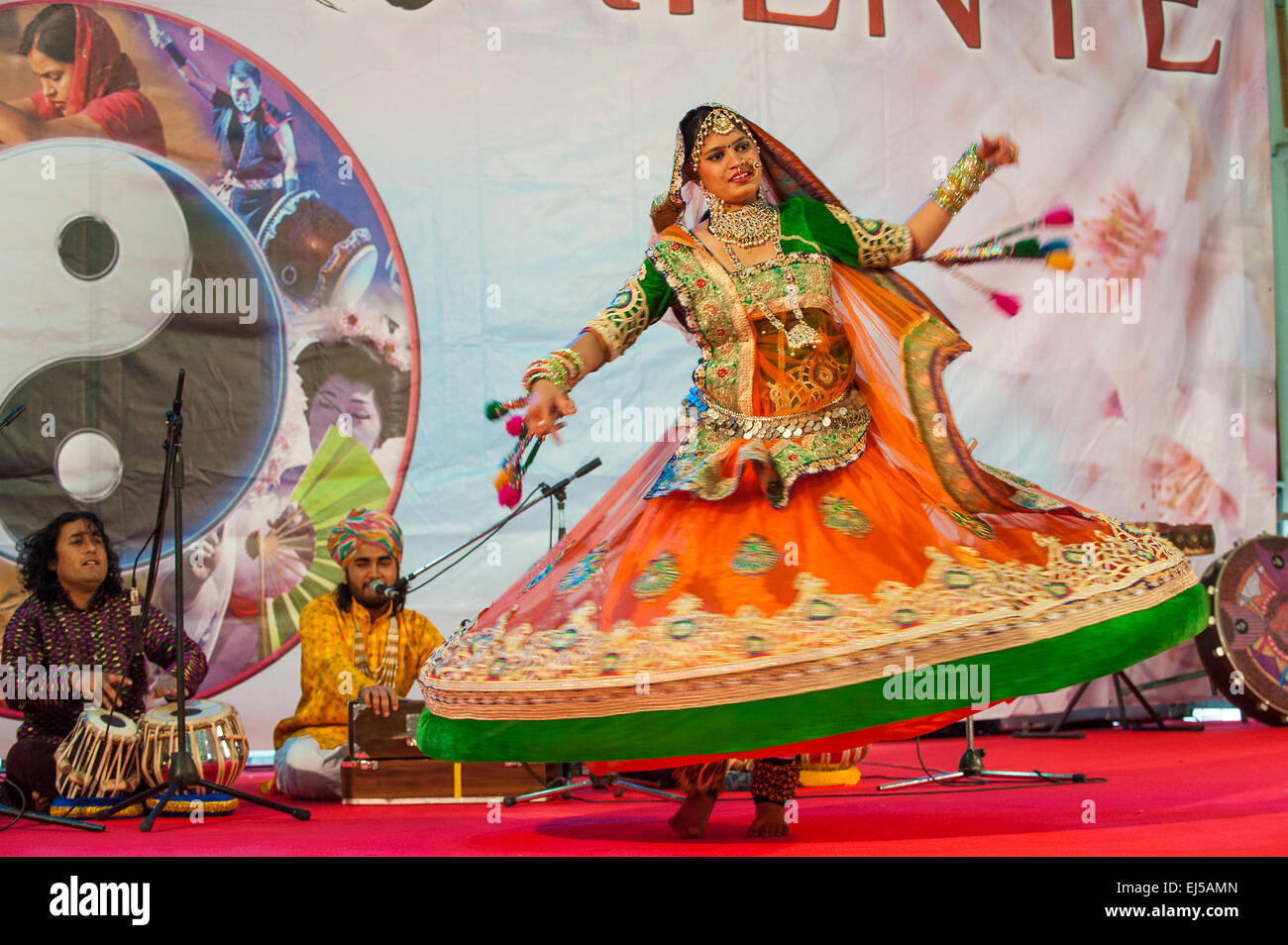 Turín, Italia. 20 de marzo de 2015. Feria de Lingotto 'Festival dell'Oriente' desde el 20 hasta el 22 de marzo de 2015 y del 27 al 30 de marzo de 2015 - 20 de marzo de 2015 -la India Rajasthan Dhoad gitanos de Rajastán y danza Gumar Crédito: Realmente fácil Star/Alamy Live News Foto de stock