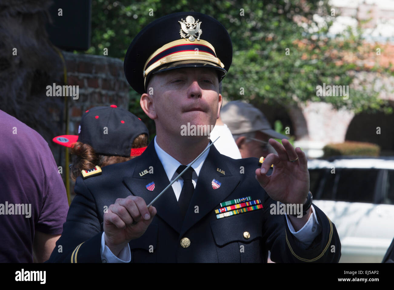 Director de la banda militar en Los Angeles en el Cementerio Nacional de evento conmemorativo anual, 26 de mayo de 2014, California, EE.UU. Foto de stock