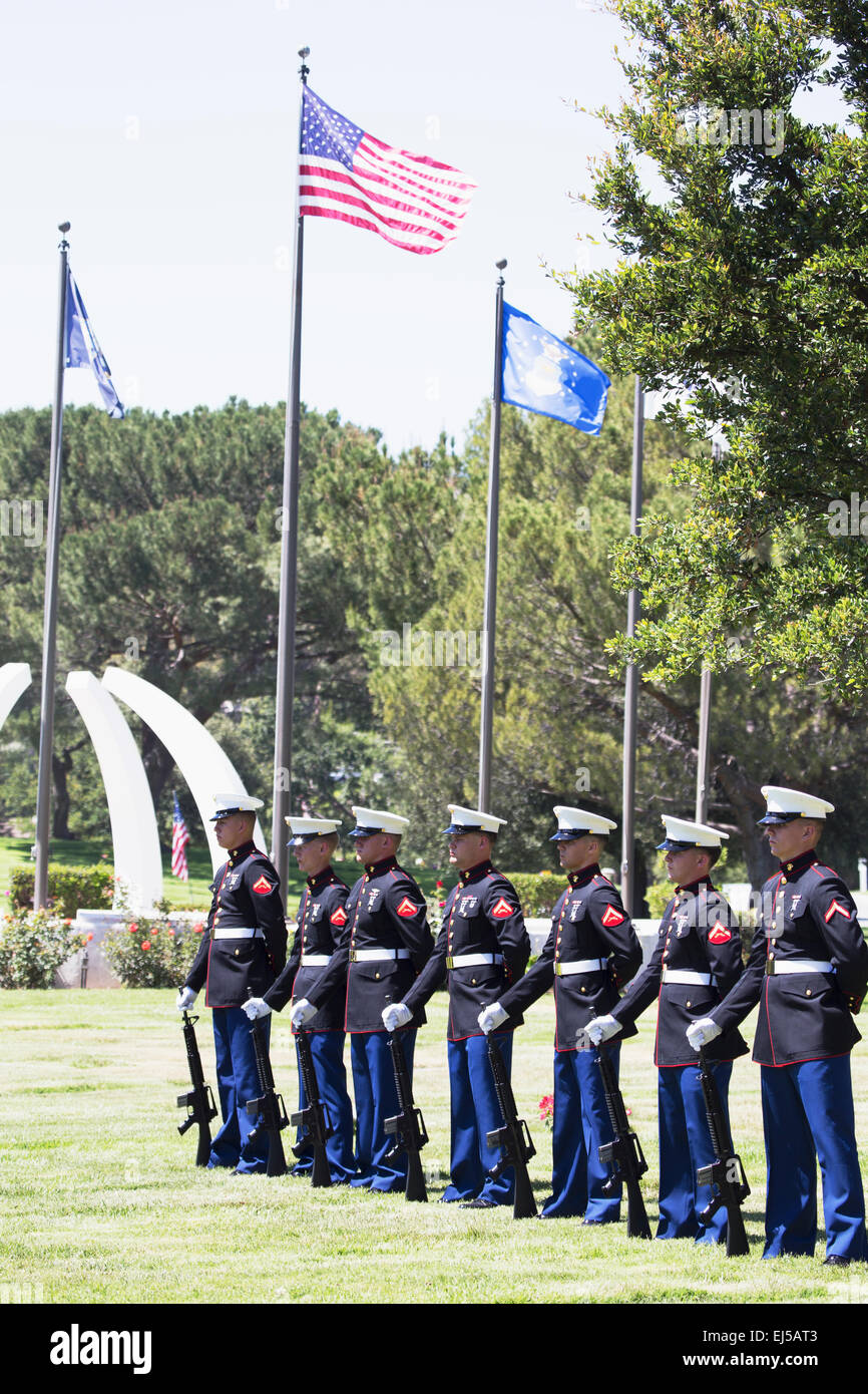 Stand en la atención de los Marines estadounidenses en servicio conmemorativo para el caído soldado estadounidense, PFC Zach Suarez, "Cumplir la misión" en la autopista 23, unidad de Servicio Conmemorativo, Westlake Village, California, EE.UU. Foto de stock