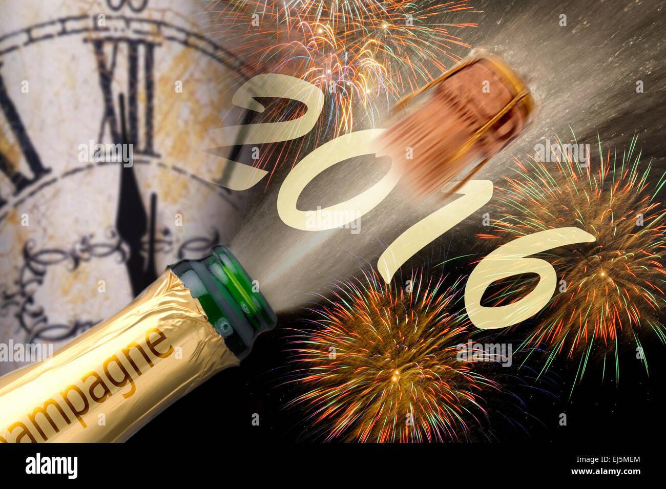 Feliz año nuevo 2016 con chasquidos de corcho de champán y fuegos artificiales Foto de stock