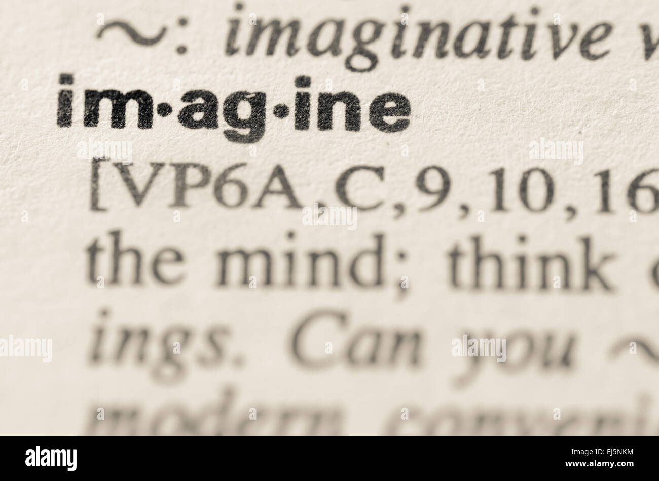 Definición de la palabra imaginar en el diccionario. Foto de stock