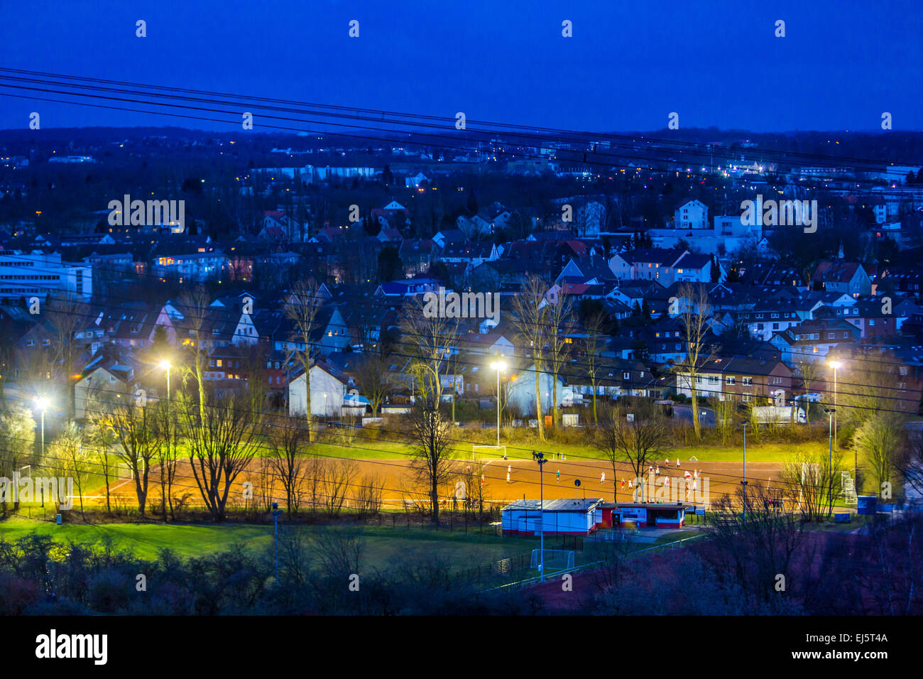 Tierra de deportes local, iluminado en la noche Foto de stock