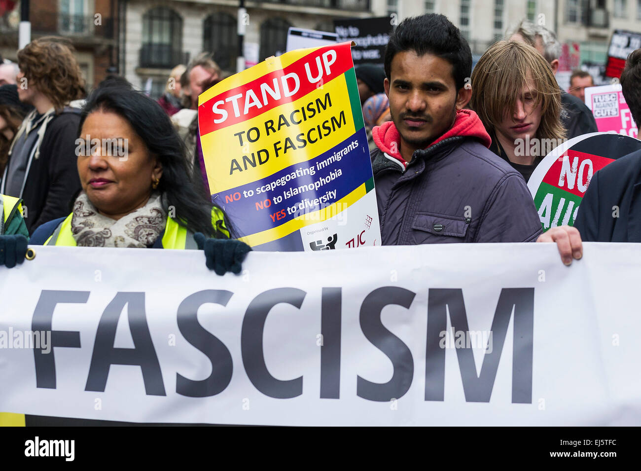 Una manifestación nacional contra el racismo y el fascismo organizado por levantarse al racismo. Foto de stock