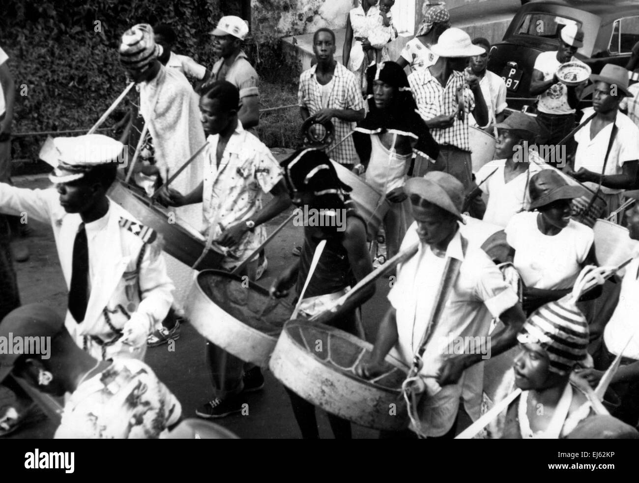 AJAXNETPHOTO .1956. ST.Georges, Grenada, West Indies. - La banda de acero desfile de carnaval a través de ST.Georges. Foto; REG CALVERT/AJAX ©AJAX Noticias & FEATURE SERVICE/REG CALVERT colección Ref:1957 BW006 Foto de stock