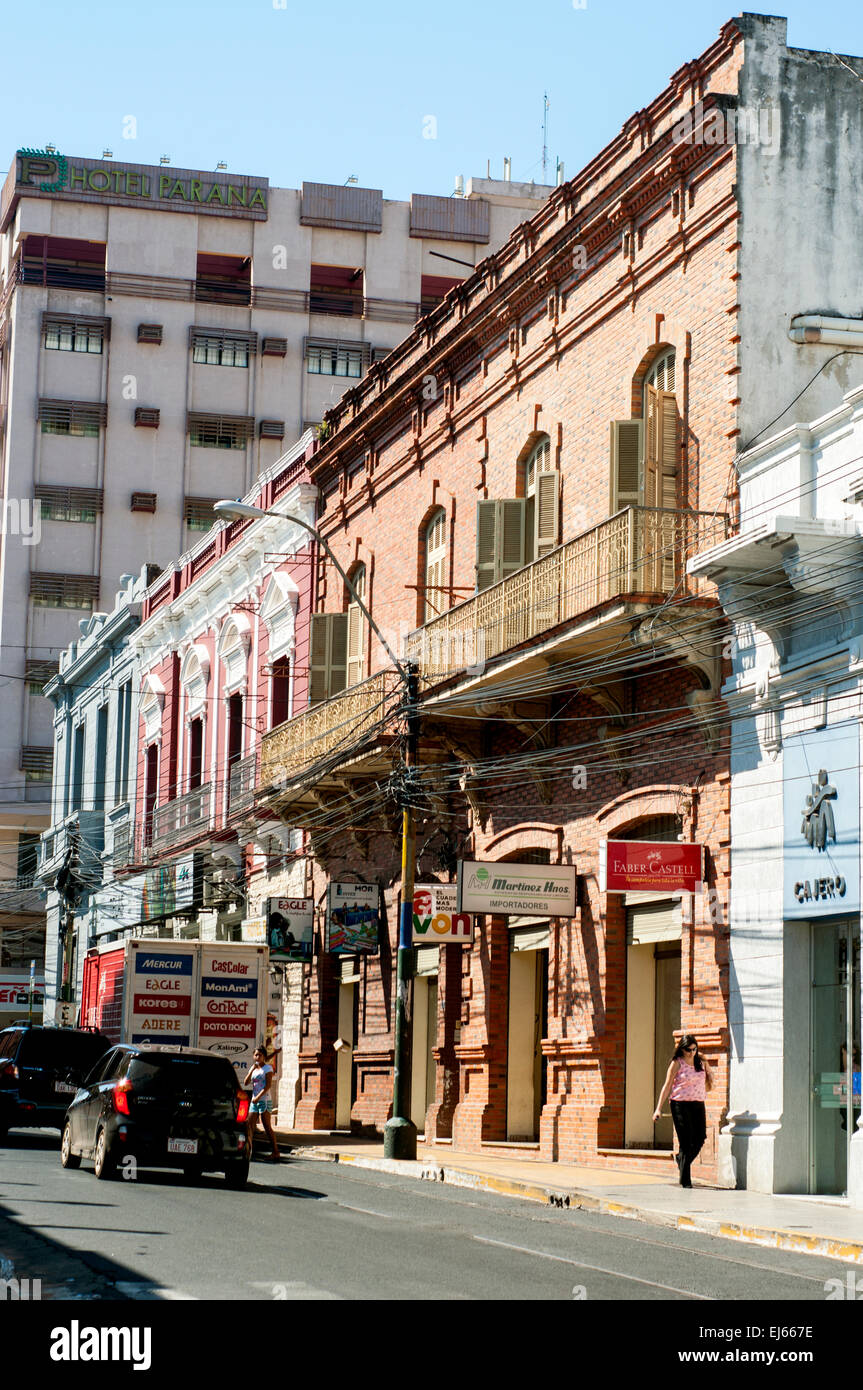 Los edificios coloniales, Calle 25 de mayo, el Centro de Asunción, Paraguay Foto de stock