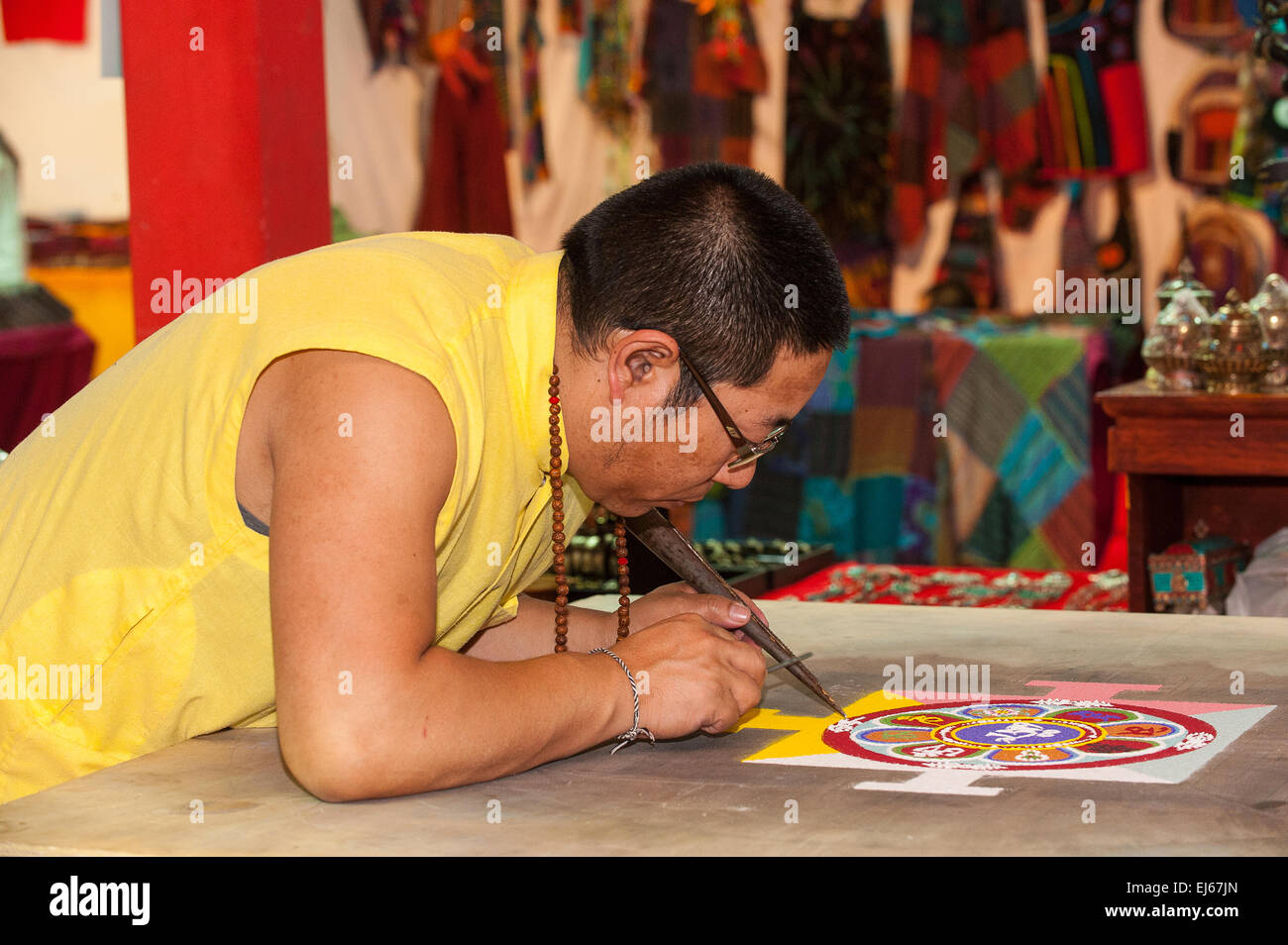 Turín, Italia. El 22 de marzo de 2015. Feria de Lingotto 'Festival dell'Oriente' desde el 20 hasta el 22 de marzo de 2015 y del 27 al 30 de marzo de 2015 - 20 de marzo de 2015 -mandala tibetano Crédito: Realmente fácil Star/Alamy Live News Foto de stock