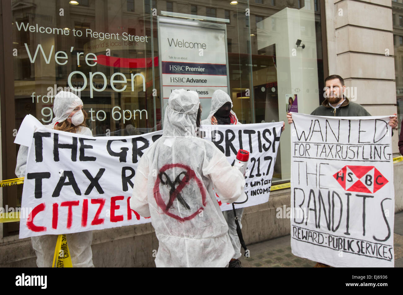 UK Uncut manifestación en HSBC Regent Street contra la evasión de impuestos de los bancos pidiendo George Osbourne para hacerles pagar sus impuestos Foto de stock