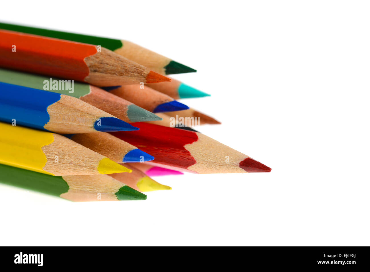 Grupo de lápices de colores aislados en fondo blanco. Foto de stock