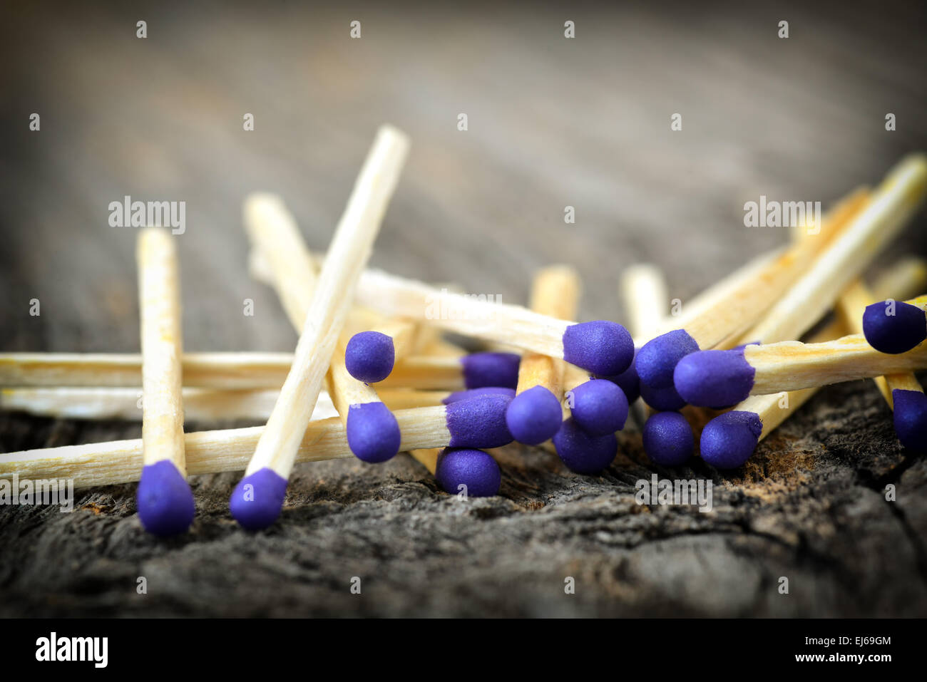 Un montón de matchstick sobre un fondo de madera con textura Foto de stock