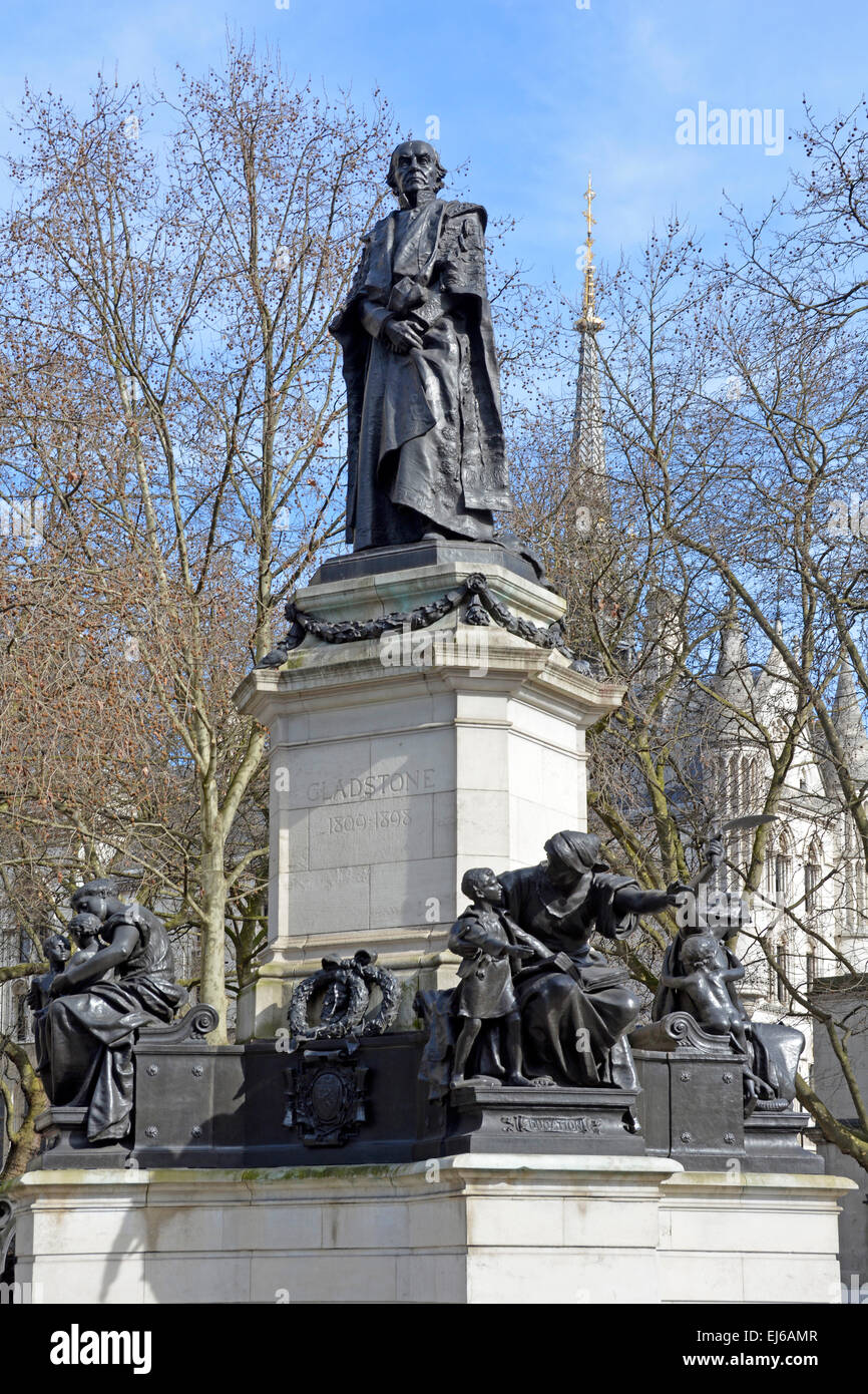 Estatua de William Ewart Gladstone fuera de la RAF Capilla San Clemente daneses Strand Ciudad de Londres, Inglaterra Foto de stock
