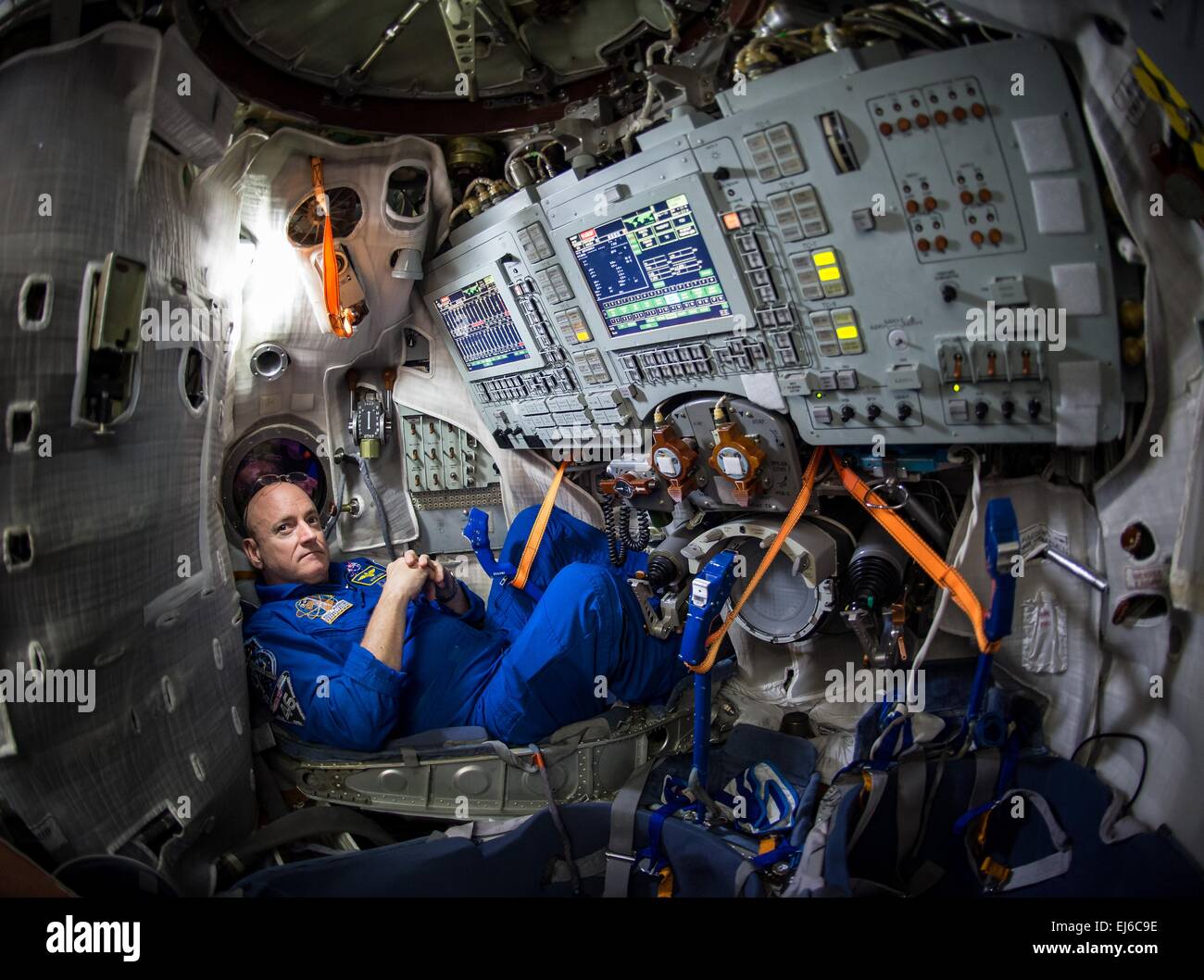 Expedición de la Estación Espacial Internacional 43 El comandante astronauta de la NASA Scott Kelly se sienta dentro del simulador de Soyuz en el Centro de Entrenamiento de Cosmonautas Gagarin, 5 de marzo de 2015 en la ciudad de Las Estrellas, Rusia. Kelly se lanzará a bordo de la nave Soyuz el 28 de marzo para una misión de un año. Foto de stock