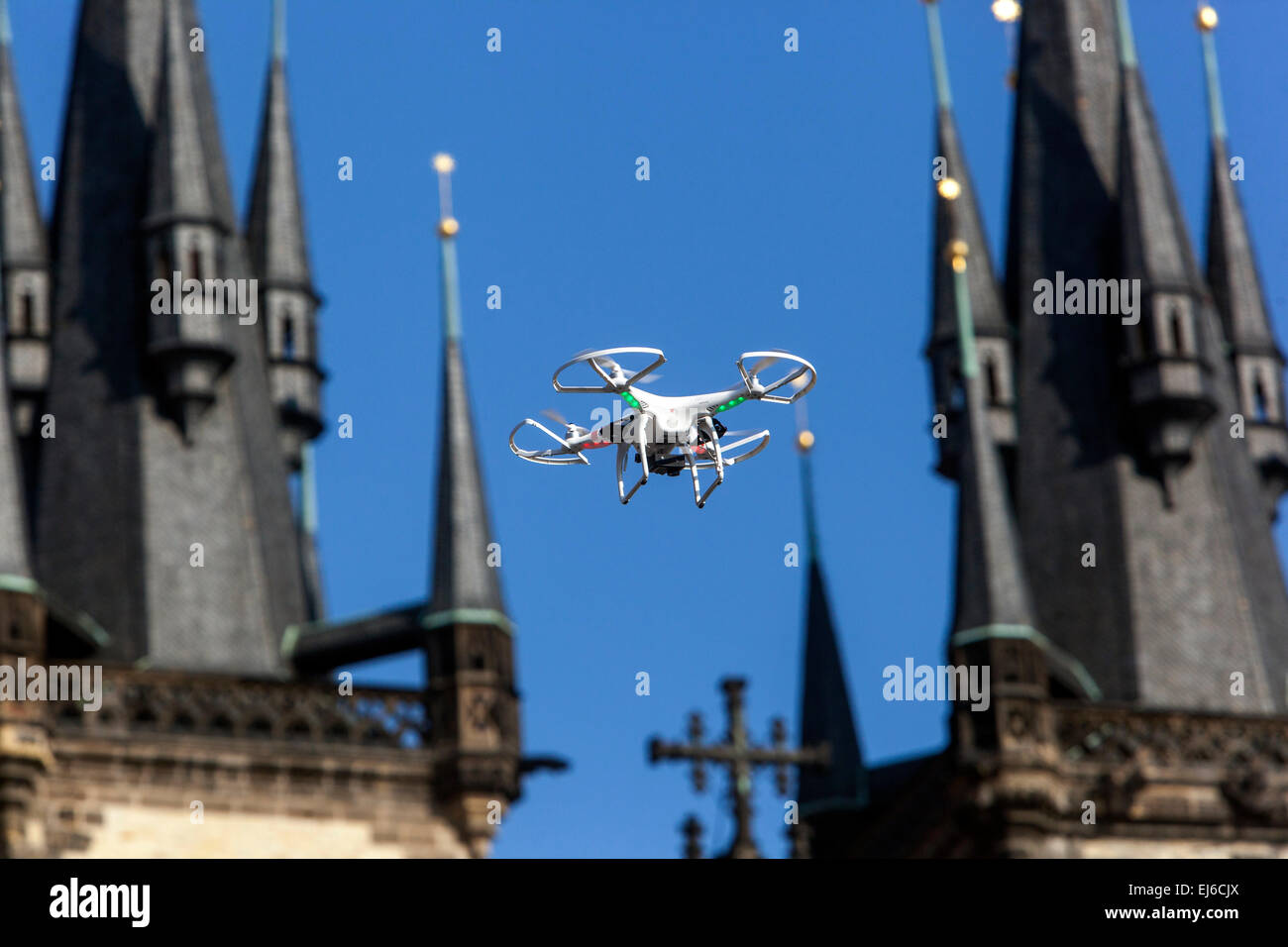 Drone volando entre dos torres, la iglesia de Tyn, Plaza de la Ciudad Vieja de Praga República Checa Europa Foto de stock