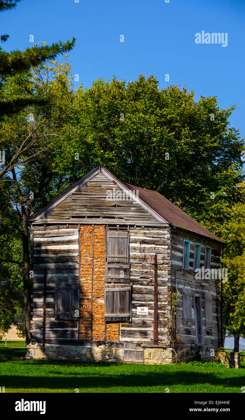 Un Francés canadiense cabaña de troncos de la parte sur de pieza (pieza por pieza) estilo construida en los 1840s en Prairie du chien, Wisconsin. Foto de stock