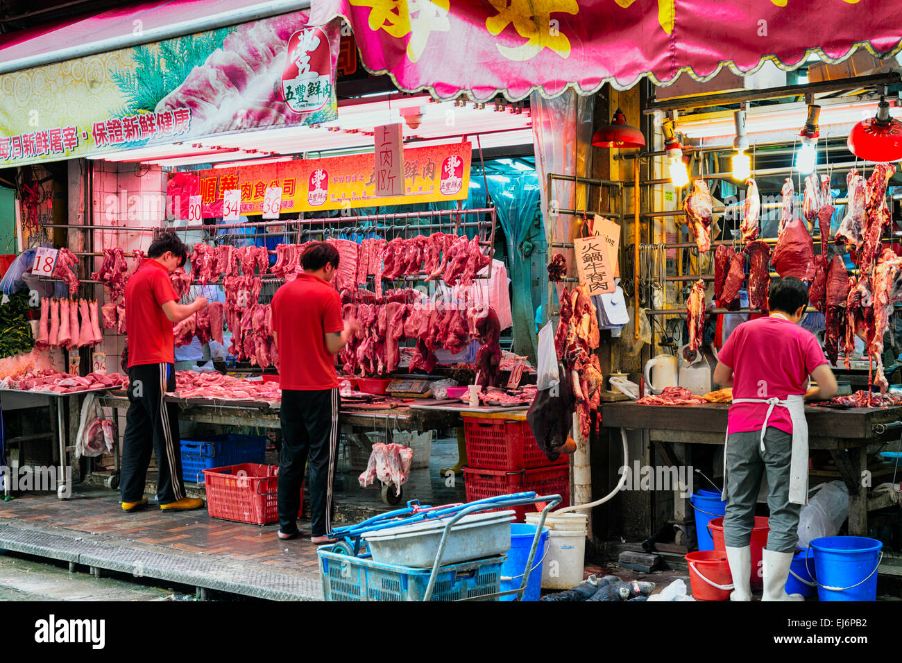 Hong Kong, Hong Kong -Noviembre 12, 2014: Bowrington Road Market en Hong Kong. Carnicería en Hong Kong, Bowrington Road Foto de stock