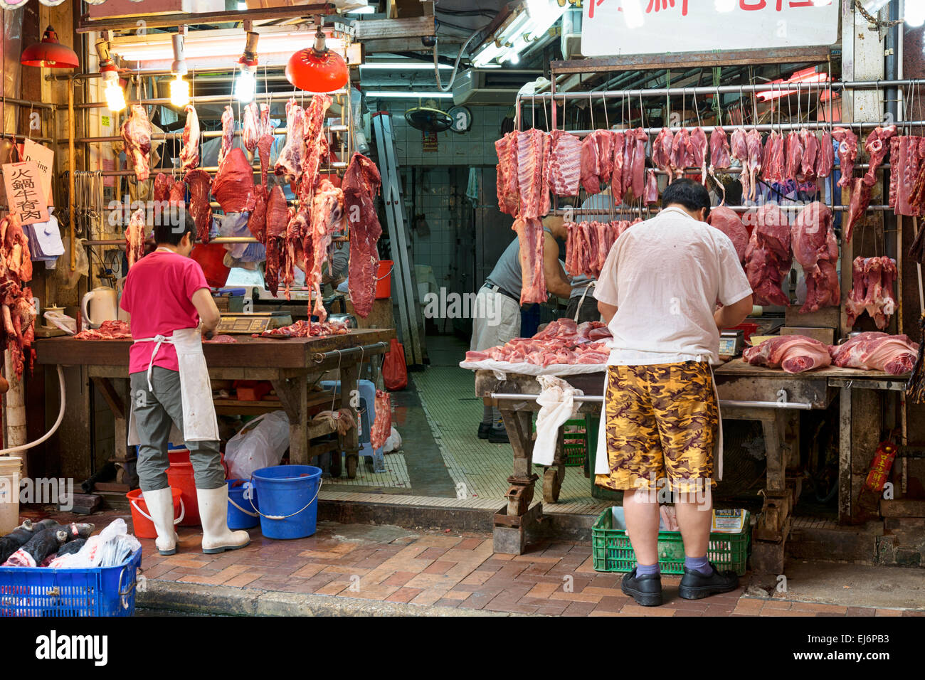 Hong Kong, Hong Kong -Noviembre 12, 2014: Bowrington Road Market en Hong Kong. Carnicería en Hong Kong, Bowrington Road Foto de stock