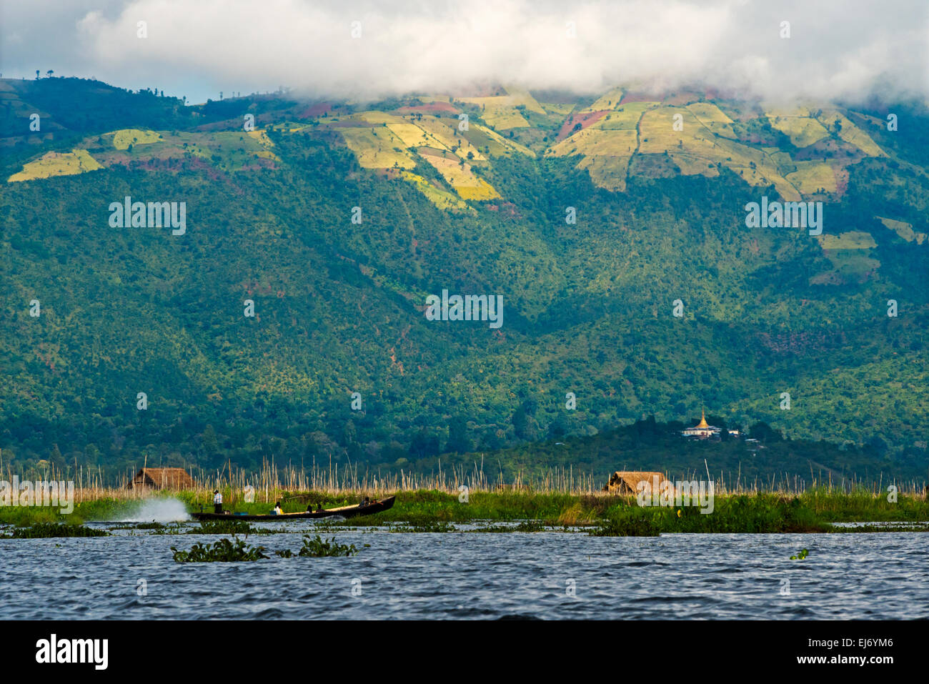 Tierra cultivada en la cima de la montaña por el Lago Inle, el Estado de Shan, Myanmar Foto de stock