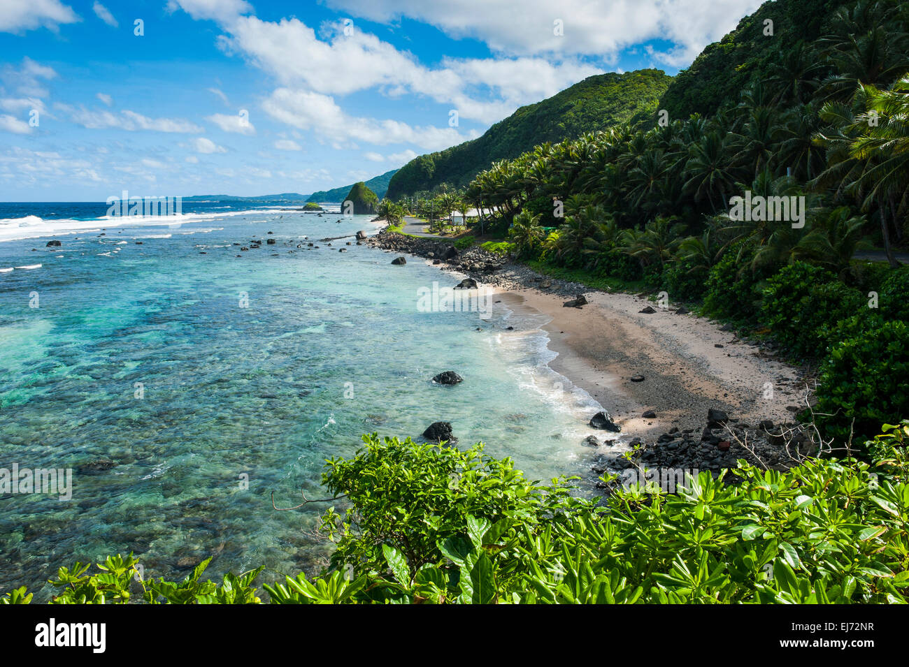 Playa rocosa en la costa oriental de la isla de Tutuila, Samoa Americana, Pacífico Sur Foto de stock