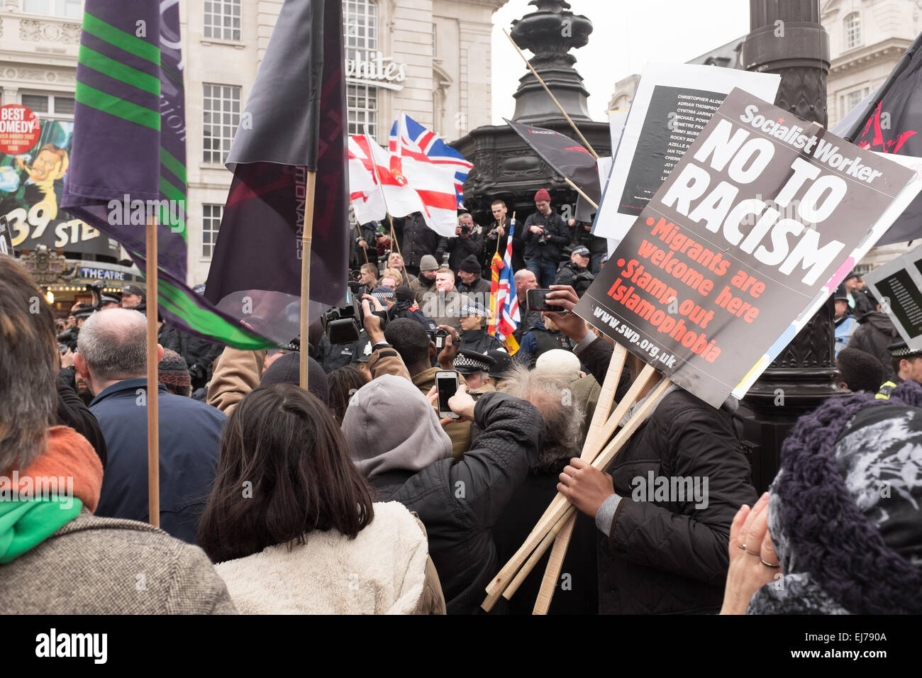 Un anti-racismo Demo en Londres, 21 de marzo de 2015. Paul Golding de Bretaña primera foto sobre los pasos de Eros en Piccadilly Circus Foto de stock
