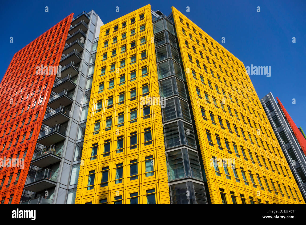 Colorido revestimiento en el centro de St Giles desarrollo de uso mixto en el centro de Londres, diseñado por Renzo Piano. Foto de stock
