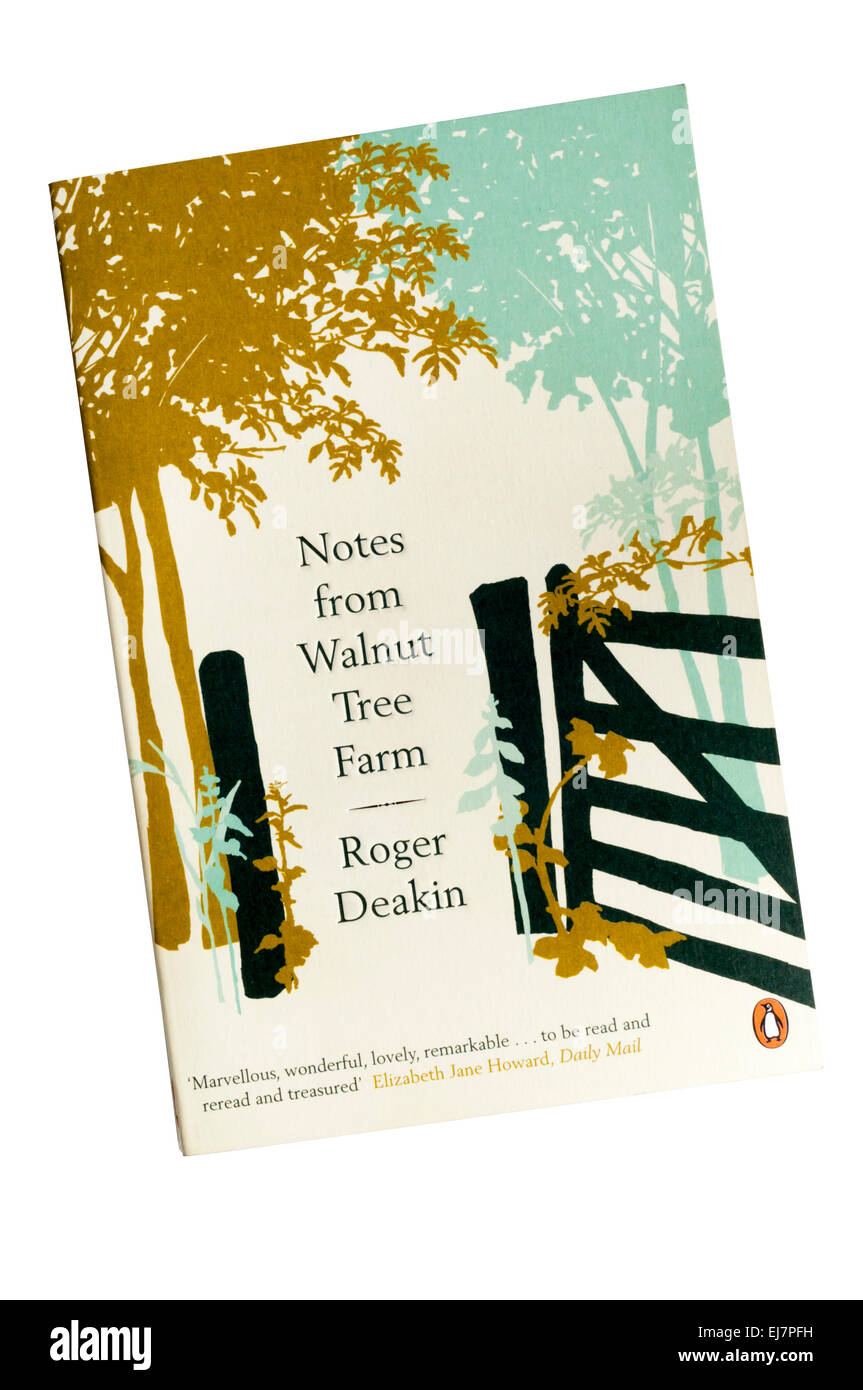 Paperback copia de Notas de Walnut Tree Farm por Roger Deakin publicado por Penguin en 2009. Foto de stock