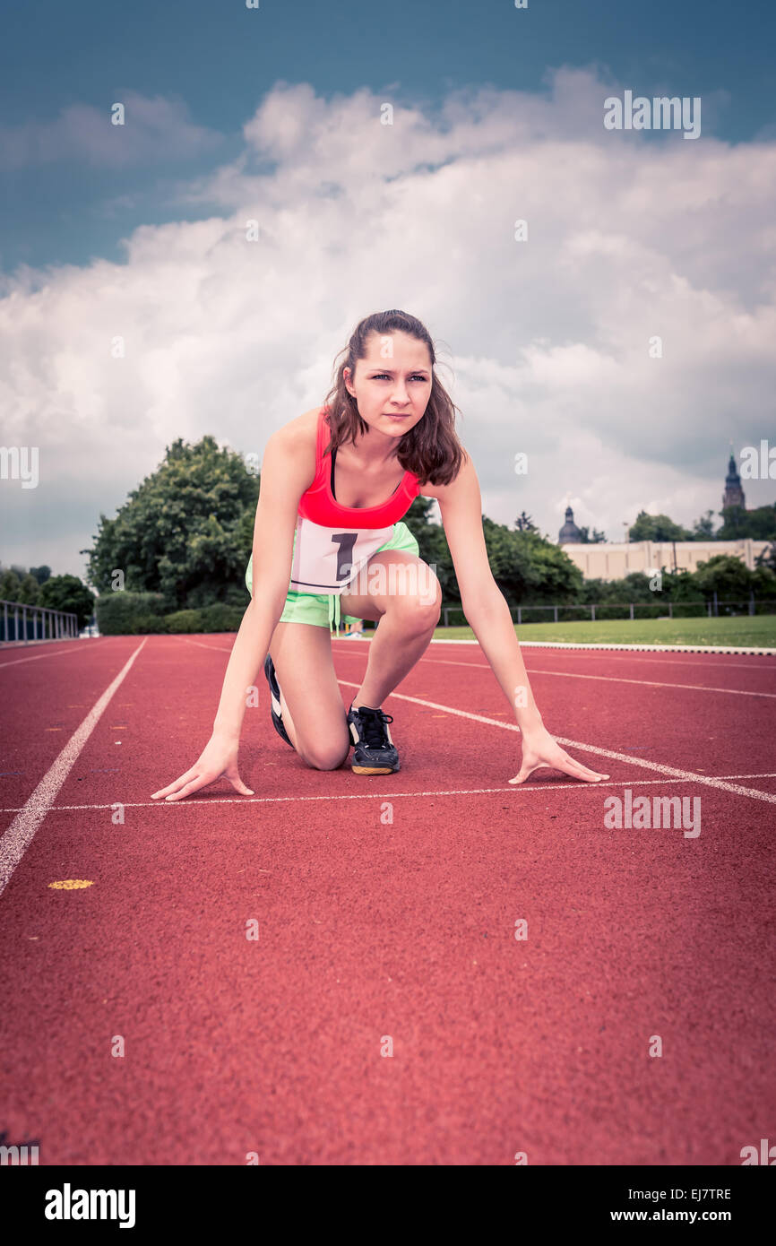 Hembra sportswoman atlética en una pista en el estadio Foto de stock