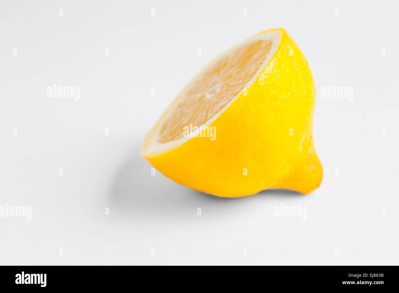 La mitad de un limón sobre blanco Foto de stock