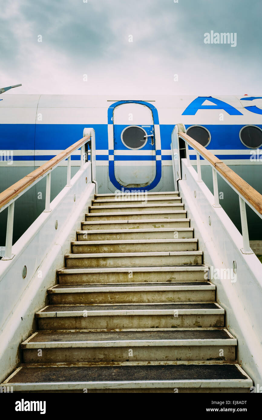 Escalera adosada al antiguo avión soviético TU-134 Foto de stock