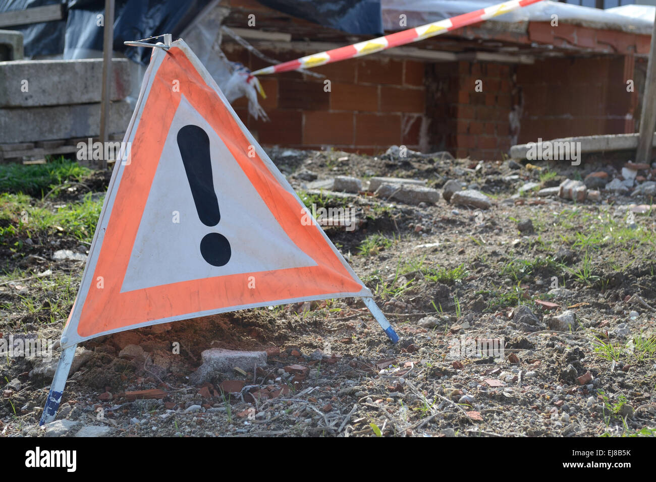 Señal de advertencia en el sitio de construcción Foto de stock