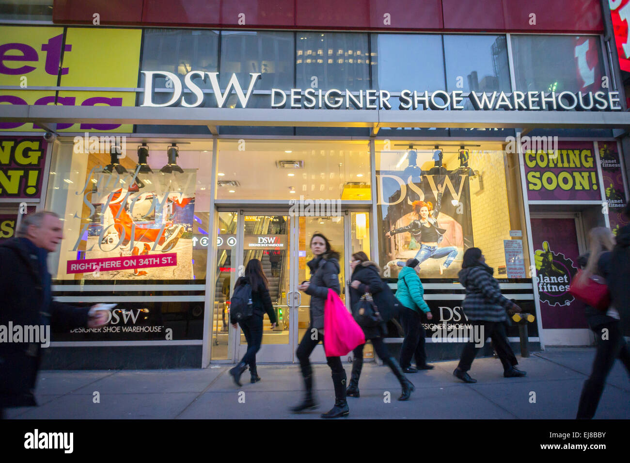 Una tienda de zapatos DSW en Herald Square en Nueva York el martes, 17 de  marzo de 2015. El zapatero superó las expectativas de los analistas  muestran un aumento en las ventas