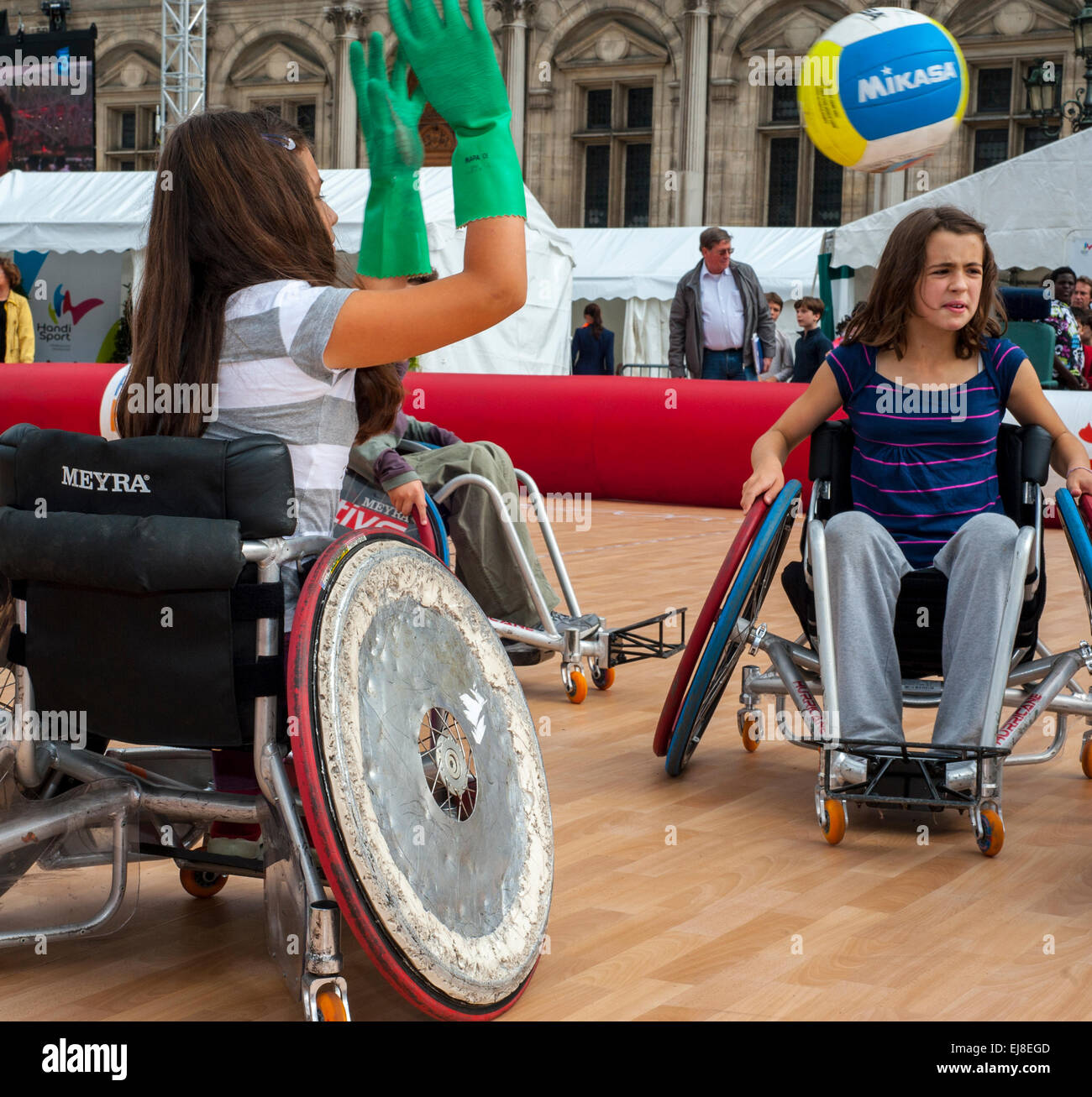 Paris, FRANCIA - Niñas adolescentes con discapacidad francesa en sillas de  ruedas, jugando al juego fuera con pelota en clase de baloncesto en  'Rencontres EDF Handisport' fuera, evento gratuito francia, necesidades  especiales