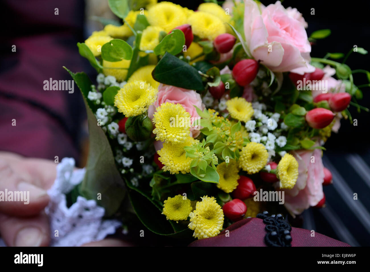 Bouquet de flores pequeñas festivo Foto de stock