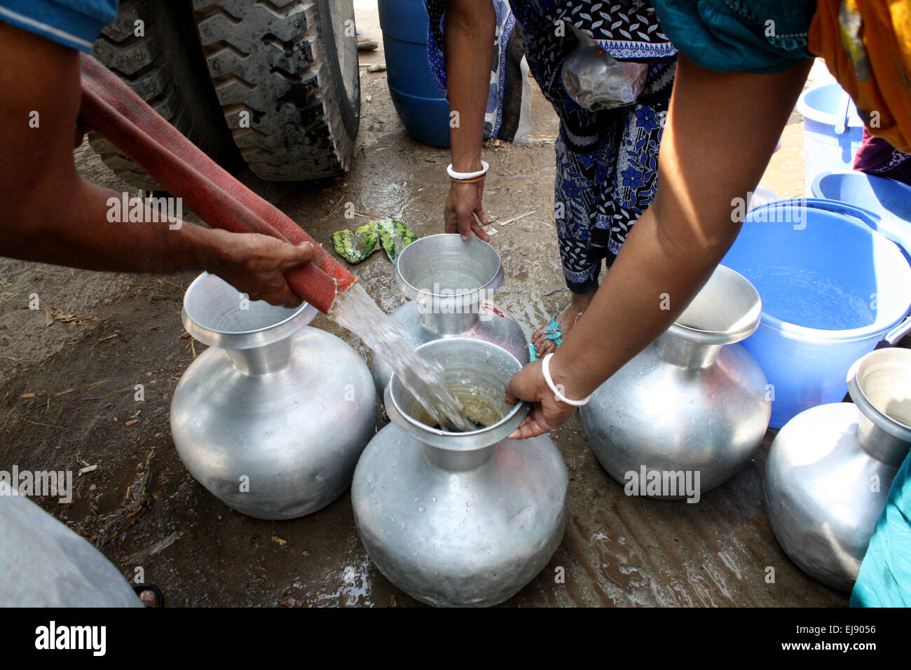 Dhaka, Bangladesh. 23 Mar, 2015. Los residentes de Bangladesh colas para recoger el agua de una cisterna en Dhaka el 23 de marzo de 2015, en una zona que ha estado experimentando una aguda crisis de agua para más de un mes. Los cortes de energía están provocando una grave escasez de agua en la ciudad de Dhaka. Crédito: Mamunur Rashid/Alamy Live News Foto de stock