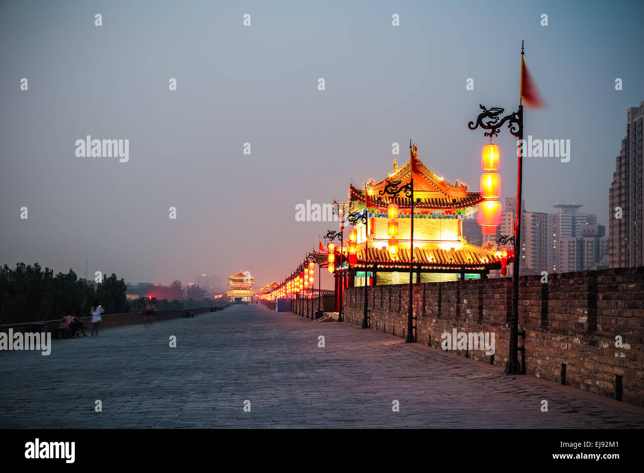 Xian, la antigua muralla de la ciudad por la noche Foto de stock