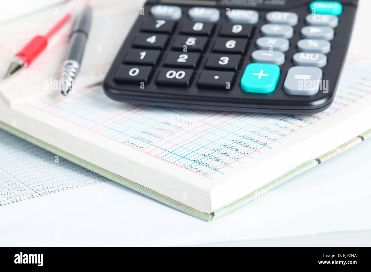 Calculadora financiera y libros Fotografía de stock - Alamy