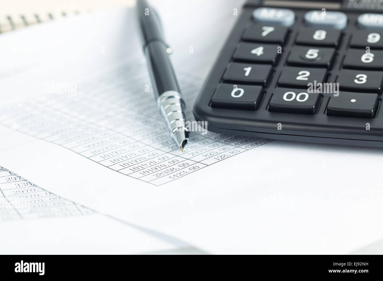 Calculadora y lápiz con documentos financieros. Foto de stock