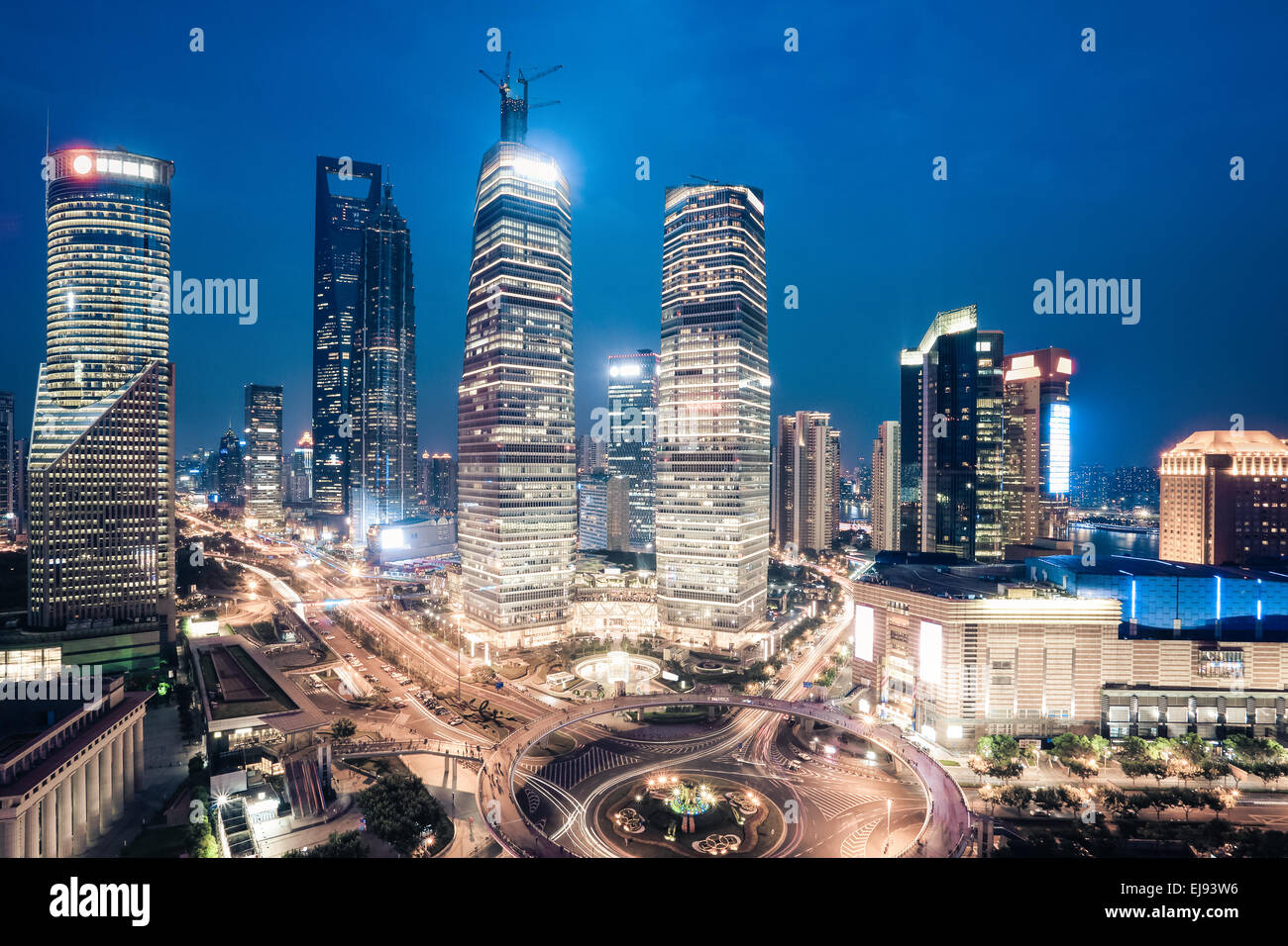 Escena nocturna del centro de Shanghai Foto de stock